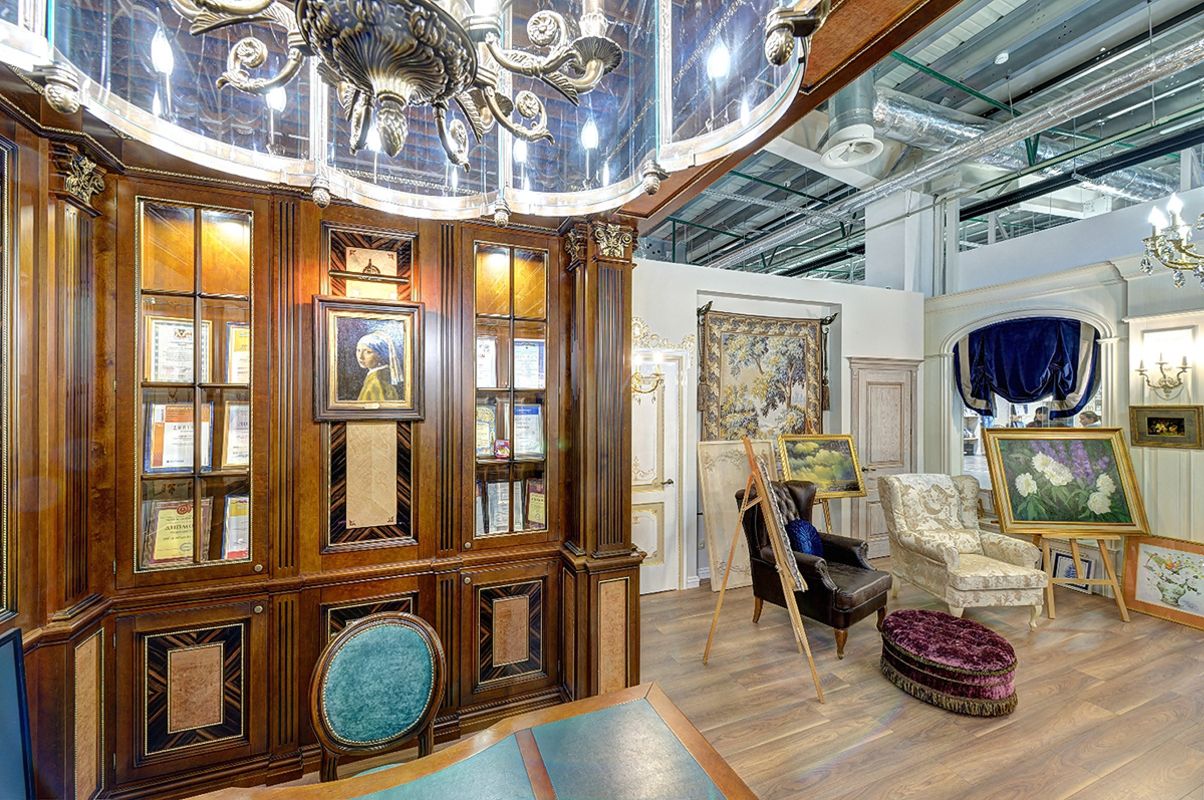 шкаф витрина из дерева и стекла